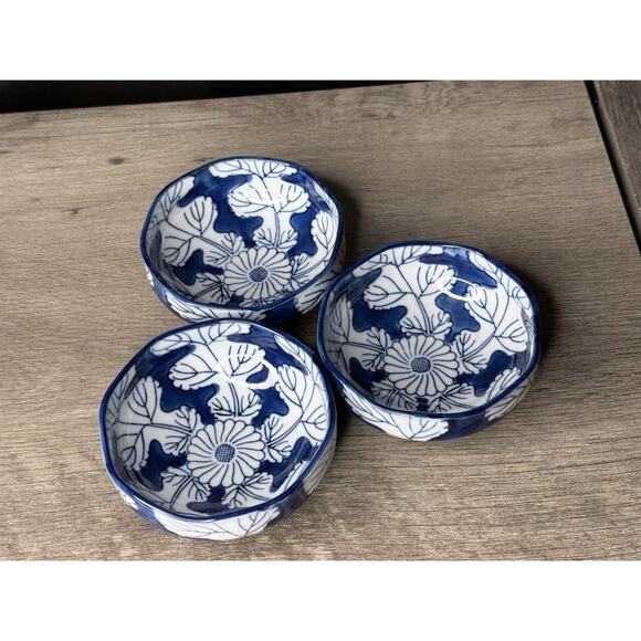 3 of 4 1/4" OMC Blue & White Porcelain Bowl, Hand Painted Flower & Leaves Japan - Picture 7 of 9